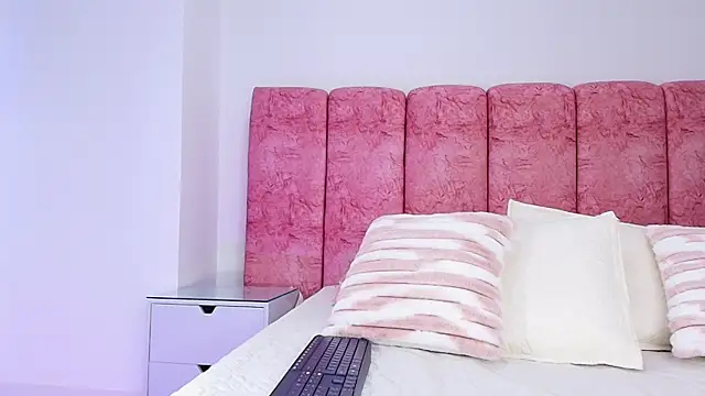 Snapshot of emmacurvy chatting on November 14, 2025, 3:05 am emmacurvy online show from November 14, 2025, 3:05 am