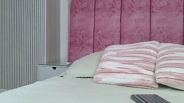 emmacurvy online show from February 25, 2026, 3:05 am