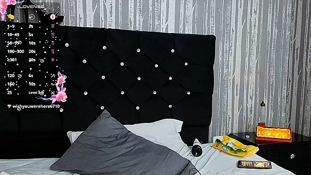 Snapshot of Alicee_Moonn chatting on November 5, 2025, 7:30 am Alicee Moonn online show from November 5, 2025, 7:30 am