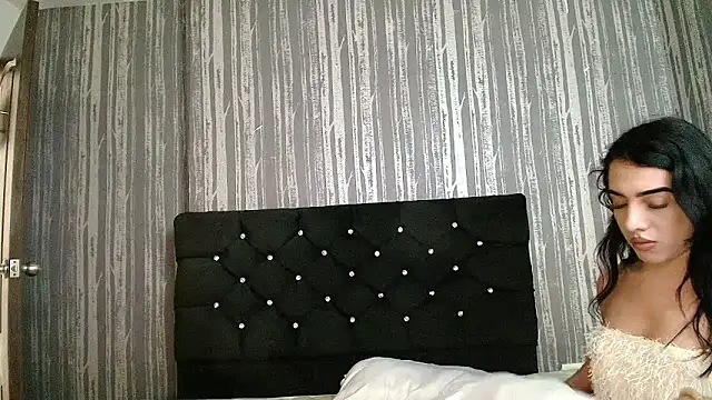 Snapshot of Alicee_Moonn chatting on May 19, 2026, 8:15 pm Alicee Moonn online show from May 19, 2026, 8:15 pm