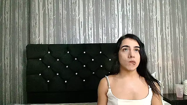 Snapshot of Alicee_Moonn chatting on May 20, 2026, 7:53 pm Alicee Moonn online show from May 20, 2026, 7:53 pm