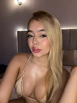 Mia Roswell online show from April 30, 2026, 8:57 pm