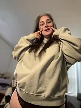Snapshot of Alix_Valentine chatting on May 4, 2026, 9:33 pm Alix Valentine online show from May 4, 2026, 9:33 pm