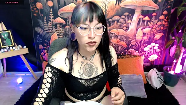 Snapshot of LunaBunny8 chatting on October 27, 2025, 1:09 am LunaBunny8 online show from October 27, 2025, 1:09 am