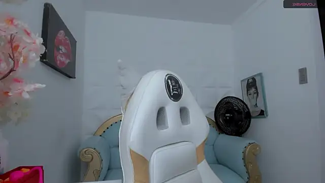 Snapshot of eimy_skinny_ chatting on October 31, 2025, 11:22 am eimy skinny online show from October 31, 2025, 11:22 am