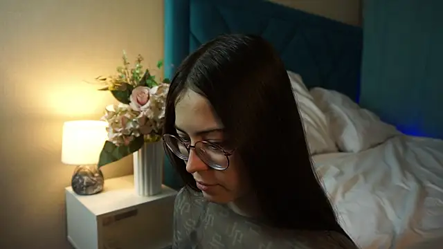 ywixos online show from December 14, 2025, 2:33 pm