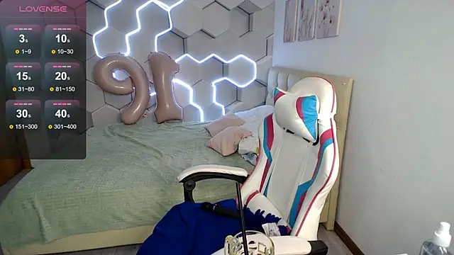 Snapshot of aliicemeow chatting on June 3, 2026, 2:25 am aliicemeow online show from June 3, 2026, 2:25 am