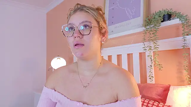 Snapshot of BelaMiller_ chatting on October 21, 2025, 11:33 am BelaMiller online show from October 21, 2025, 11:33 am