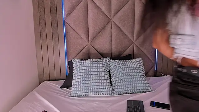 Snapshot of TiffValentinee_ chatting on September 13, 2025, 7:35 pm TiffValentinee online show from September 13, 2025, 7:35 pm