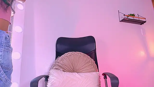 Snapshot of TiffValentinee_ chatting on October 6, 2025, 7:55 pm TiffValentinee online show from October 6, 2025, 7:55 pm