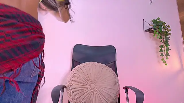 Snapshot of TiffValentinee_ chatting on October 13, 2025, 7:58 pm TiffValentinee online show from October 13, 2025, 7:58 pm