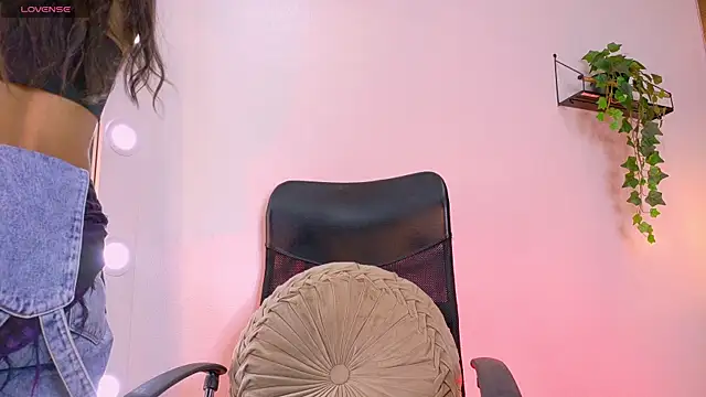 Snapshot of TiffValentinee_ chatting on October 31, 2025, 5:58 pm TiffValentinee online show from October 31, 2025, 5:58 pm