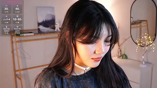 MoiraEger online show from December 19, 2025, 5:09 pm