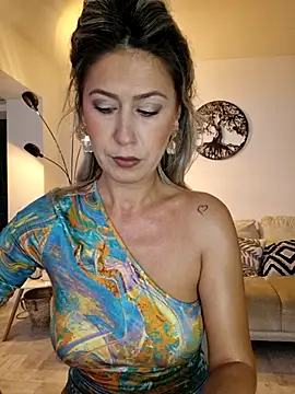 Snapshot of CelynaRoss chatting on September 30, 2025, 8:41 am CelynaRoss online show from September 30, 2025, 8:41 am