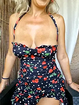 Snapshot of CelynaRoss chatting on October 25, 2025, 12:34 pm CelynaRoss online show from October 25, 2025, 12:34 pm