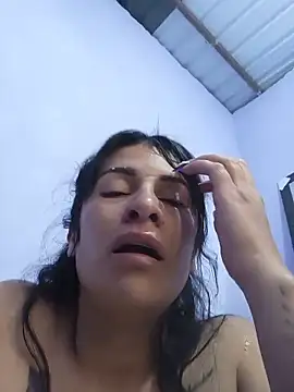 Snapshot of karinnahotdirty chatting on June 11, 2026, 12:32 am karinnahotdirty online show from June 11, 2026, 12:32 am