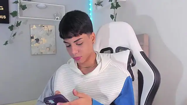 Snapshot of Thomas_wil chatting on September 13, 2025, 6:35 am Thomas wil online show from September 13, 2025, 6:35 am