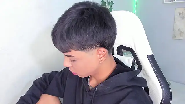 Snapshot of Thomas_wil chatting on October 29, 2025, 7:21 am Thomas wil online show from October 29, 2025, 7:21 am