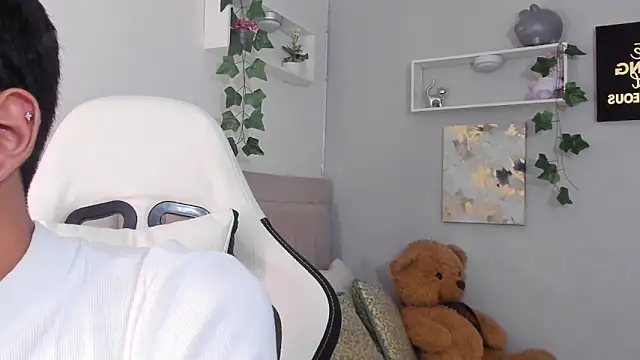 Snapshot of Thomas_wil chatting on November 18, 2025, 6:40 am Thomas wil online show from November 18, 2025, 6:40 am