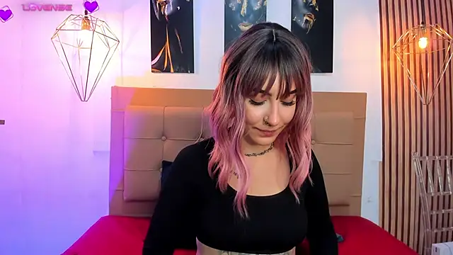 alesziarose online show from September 8, 2025, 8:08 pm