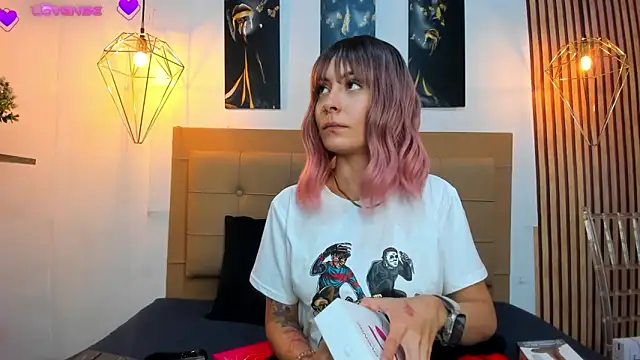 alesziarose online show from September 13, 2025, 7:46 pm