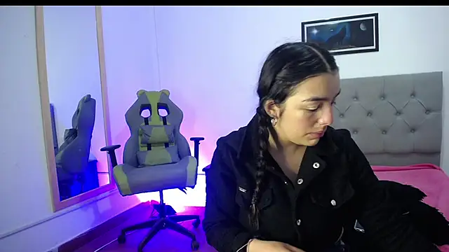 Snapshot of Esmeraldaa- chatting on September 26, 2025, 3:54 am Esmeraldaa- online show from September 26, 2025, 3:54 am