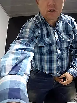 Snapshot of BigCristh79 chatting on November 6, 2025, 2:40 pm BigCristh79 online show from November 6, 2025, 2:40 pm