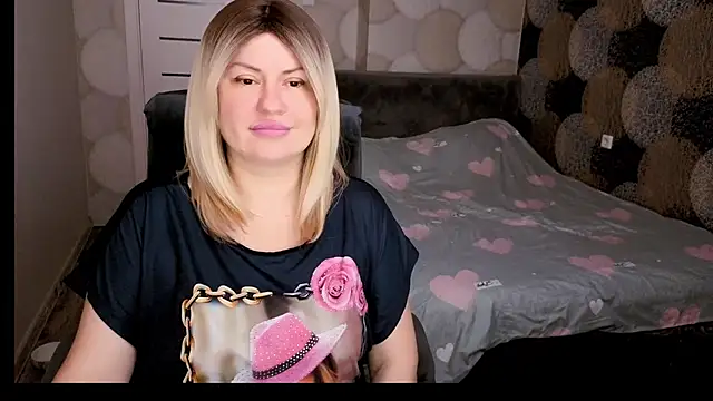 Snapshot of CrystallKiss chatting on October 3, 2025, 2:30 am CrystallKiss online show from October 3, 2025, 2:30 am