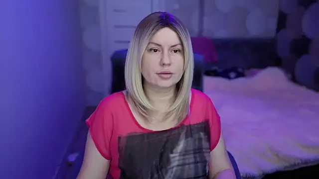 Snapshot of CrystallKiss chatting on October 3, 2025, 4:15 pm CrystallKiss online show from October 3, 2025, 4:15 pm