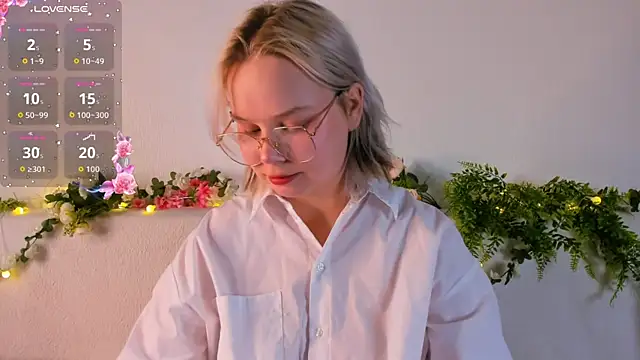 Snapshot of girlllsooft chatting on October 3, 2025, 5:32 pm girlllsooft online show from October 3, 2025, 5:32 pm