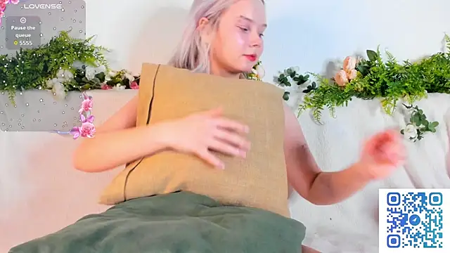 Snapshot of girlllsooft chatting on October 9, 2025, 6:17 pm girlllsooft online show from October 9, 2025, 6:17 pm