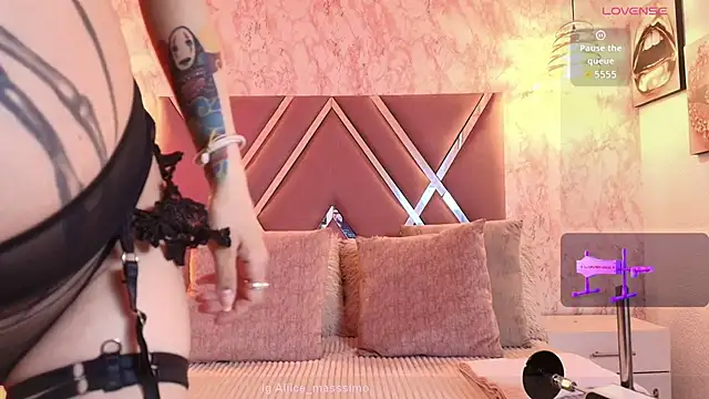 Aliice1  online show from October 7, 2025, 7:00 pm