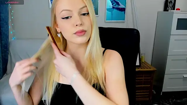 KatherineePierce online show from April 19, 2026, 6:21 pm