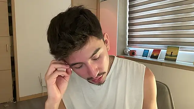 sweettaaron01 online show from December 19, 2025, 6:15 pm