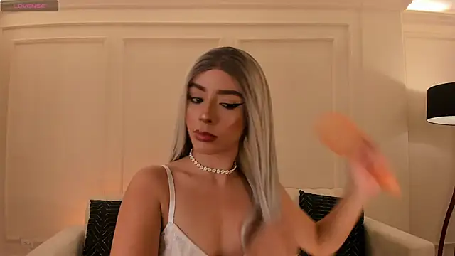 Snapshot of IsabellaMoreau chatting on December 22, 2025, 7:22 pm IsabellaMoreau online show from December 22, 2025, 7:22 pm