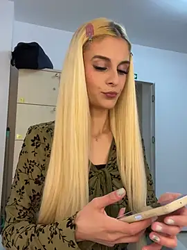 SelenaDaze online show from April 25, 2026, 10:40 am