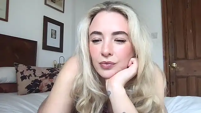 Snapshot of rosiegirl33 chatting on March 20, 2026, 11:37 am rosiegirl33 online show from March 20, 2026, 11:37 am