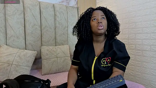 Snapshot of kiarazafira chatting on October 7, 2025, 11:18 am kiarazafira online show from October 7, 2025, 11:18 am