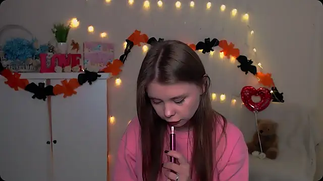 Snapshot of OceanicDawn chatting on October 25, 2025, 8:55 am OceanicDawn online show from October 25, 2025, 8:55 am