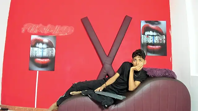 Snapshot of TWINKS_FRIENDS chatting on June 10, 2026, 1:21 pm TWINKS FRIENDS online show from June 10, 2026, 1:21 pm