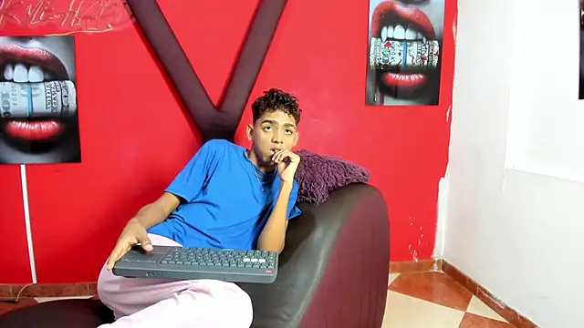 Snapshot of TWINKS_FRIENDS chatting on June 21, 2026, 1:35 pm TWINKS FRIENDS online show from June 21, 2026, 1:35 pm