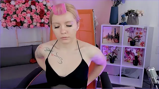 AuroraWrenfield online show from February 24, 2026, 4:32 am