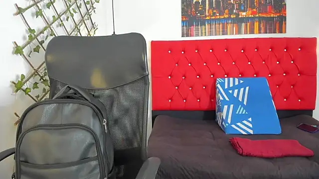 carolinacrus01 online show from October 16, 2025, 2:40 pm