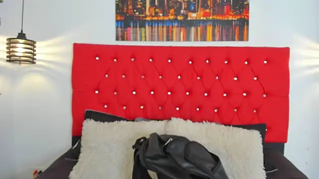 carolinacrus01 online show from October 25, 2025, 6:35 pm