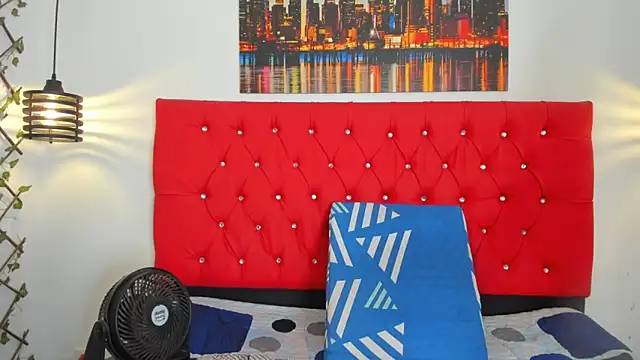 carolinacrus01 online show from November 20, 2025, 2:28 pm