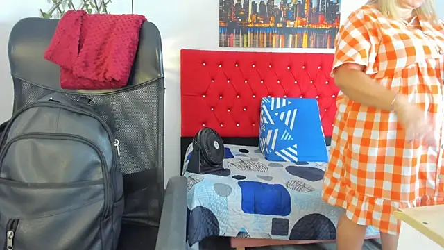 carolinacrus01 online show from November 21, 2025, 2:27 pm