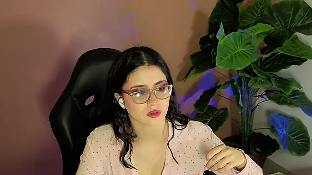 Snapshot of LiLLiAnderson chatting on September 9, 2025, 11:43 am LiLLiAnderson online show from September 9, 2025, 11:43 am