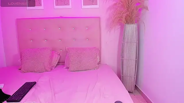 Snapshot of ANNIE_DOLCE_ chatting on February 4, 2026, 10:04 pm ANNIE DOLCE online show from February 4, 2026, 10:04 pm