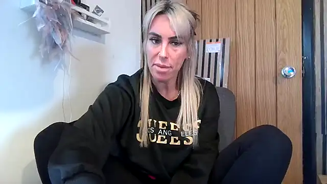 poppyinga1 online show from March 4, 2026, 9:37 am