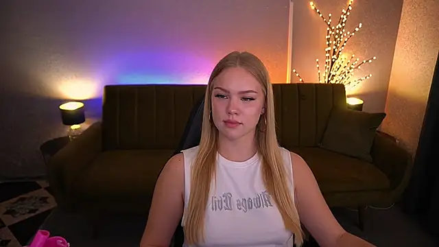 Snapshot of CelesteNoir chatting on September 10, 2025, 1:55 pm CelesteNoir online show from September 10, 2025, 1:55 pm